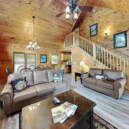 Highpoint Escape, 3 Bedrooms, Mountain Views, Hot Tub, WiFi, Sleeps 10